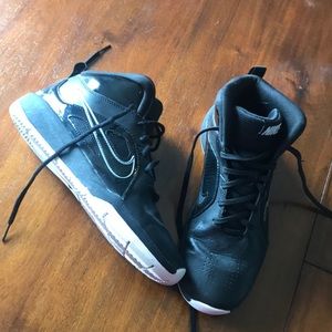 black nike girls basketball shoes